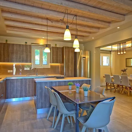 Luxury Matzourana By Posarellivillas Gardelades